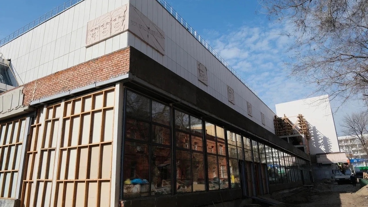 Реставрация кинотеатра «Октябрь» вступила в финальную стадию Губернатор Астраханской области Игорь Бабушкин ...