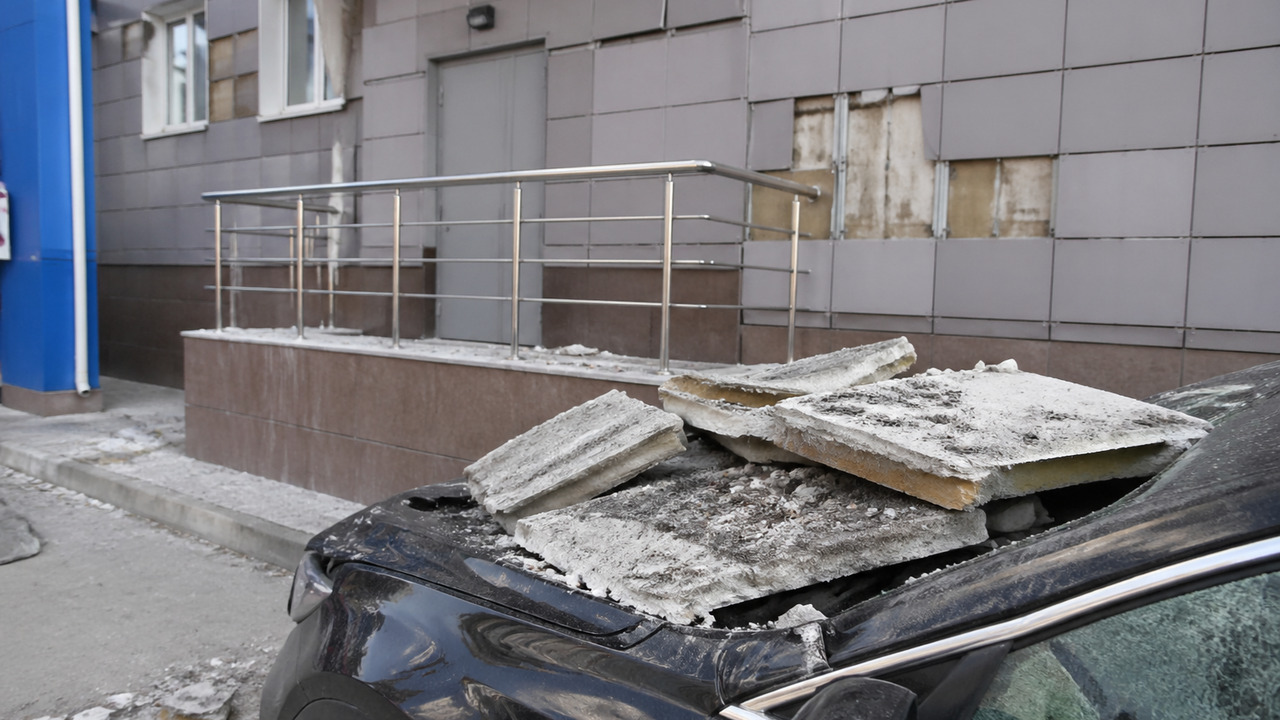 На улице Яблочкова, 24 в Астрахани куски облицо...