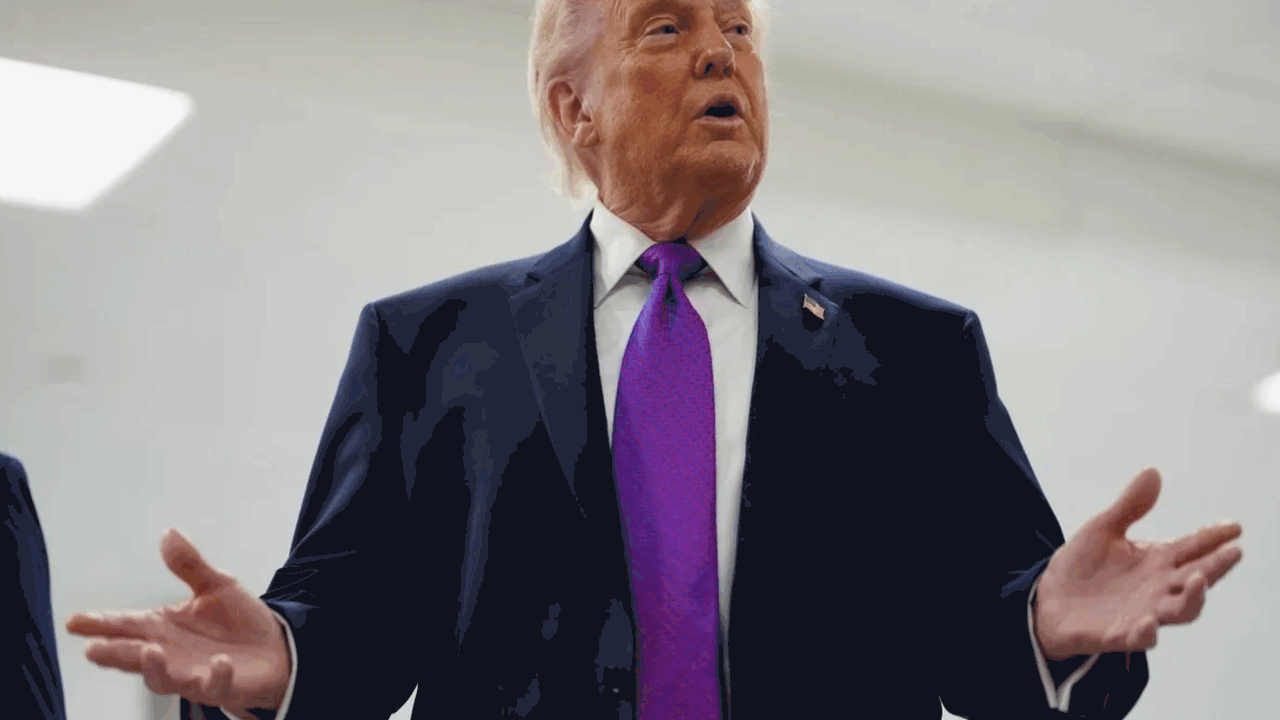 Президент Соединенных Штатов Дональд Трамп выра...